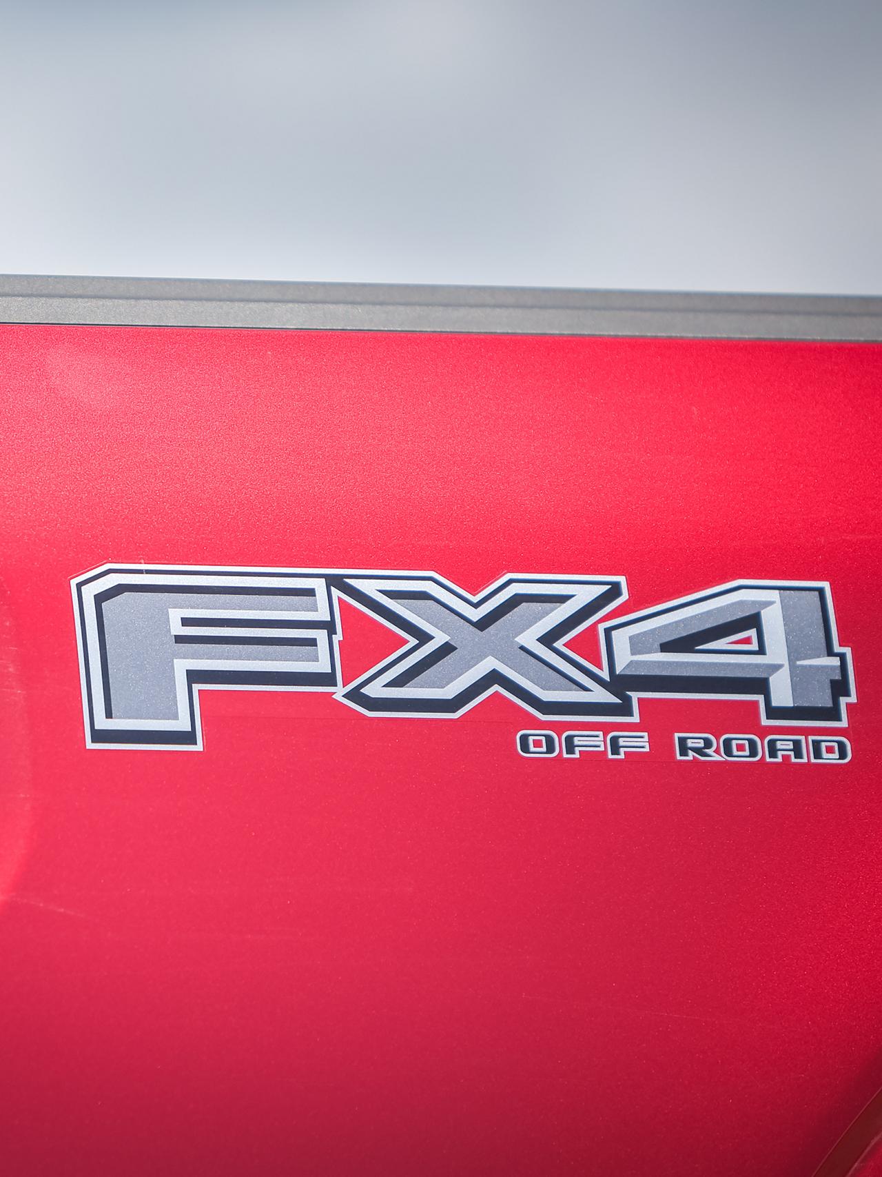Insignia FX4 Off-Road en Ford F-150 Lariat FHEV 4x4 