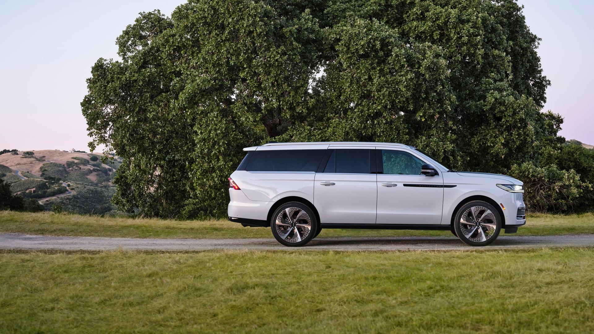 A side profile view of a 2026 Lincoln Black Label Navigator® with the Atmospheric theme and available long wheelbase