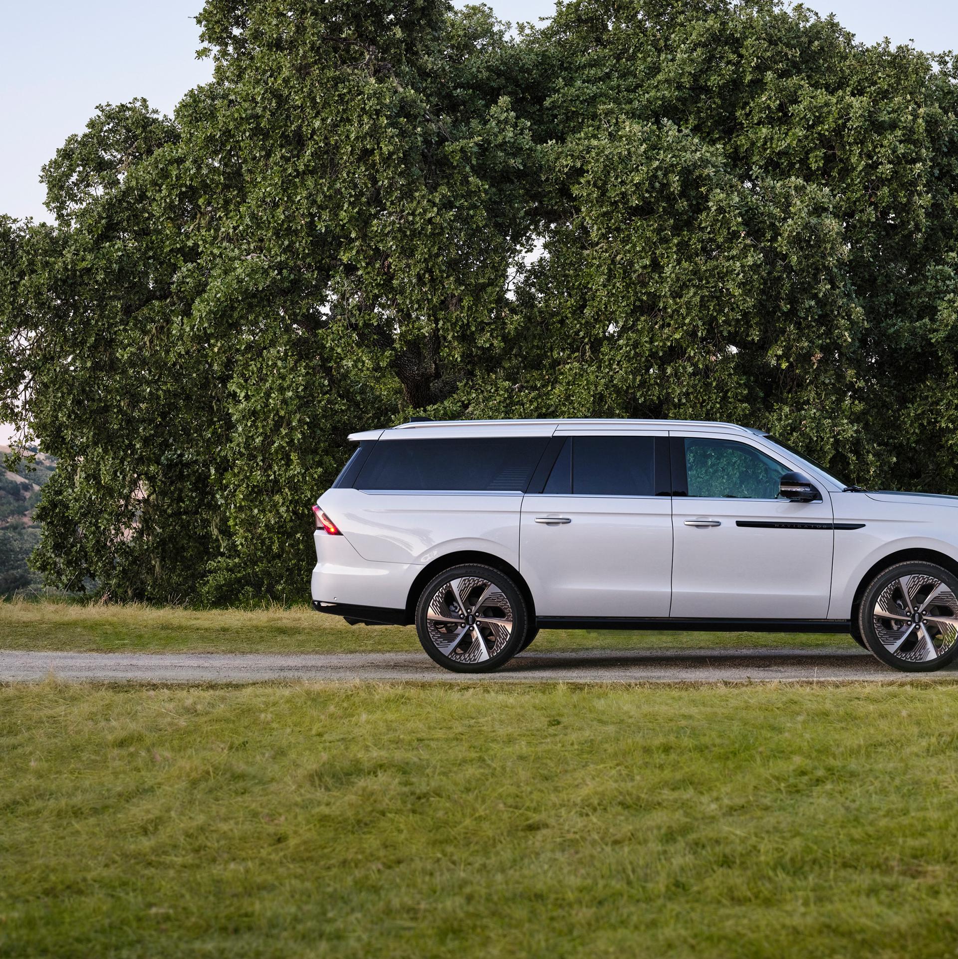 Un perfil lateral de la Lincoln Navigator® 2026 con el tema Atmospheric Black Label