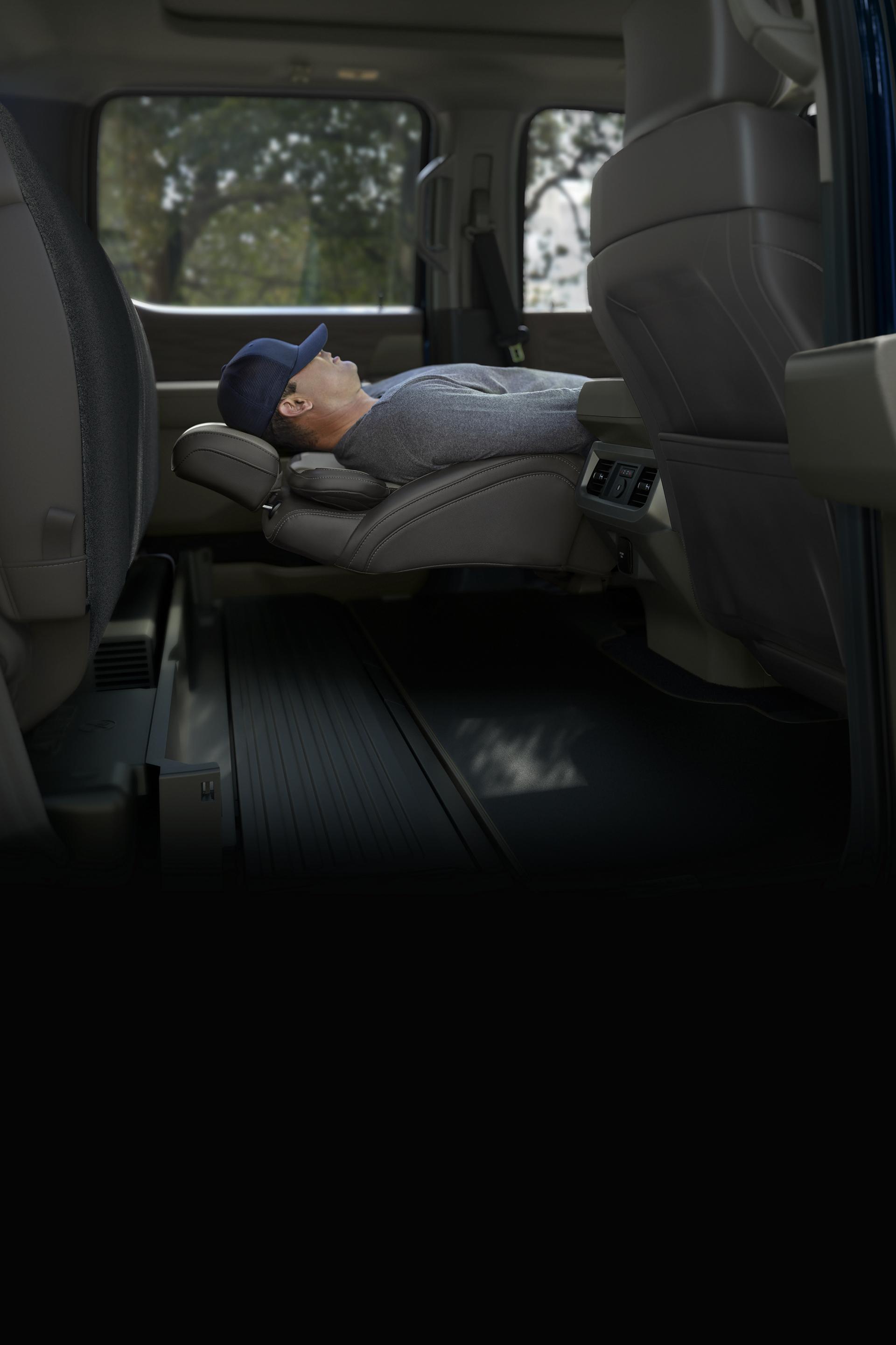 Imagen interior de una Ford Super Duty® 2026 donde un hombre está reclinado en un asiento