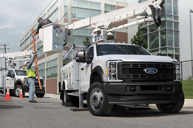 Un Ford F-350® Super Duty® 2025 avec une rallonge de flèche et un boîtier utilitaire dessus