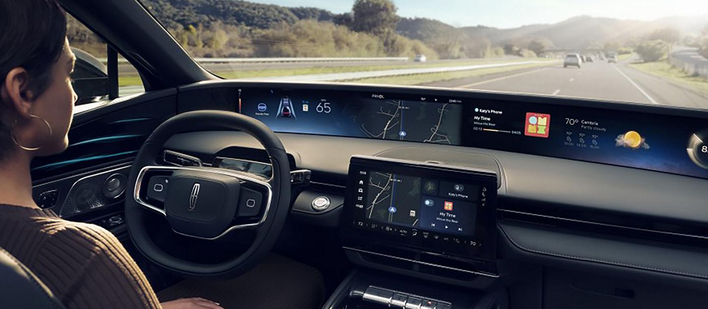 Une personne utilisant la technologie BlueCruise dans le Lincoln Nautilus 2026