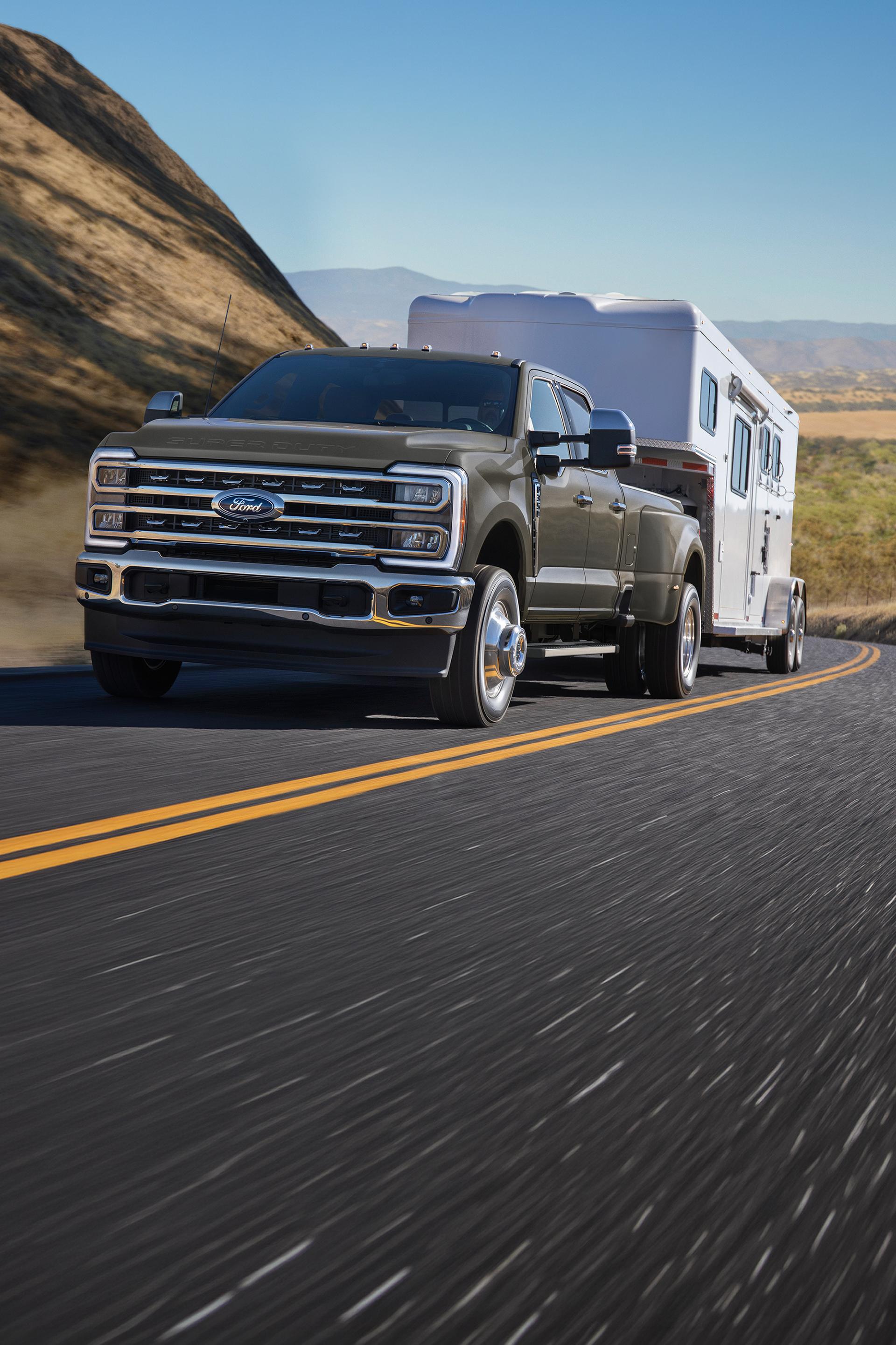 Una brown 2026 Ford Super Duty® remolcando una casa rodante por la carretera