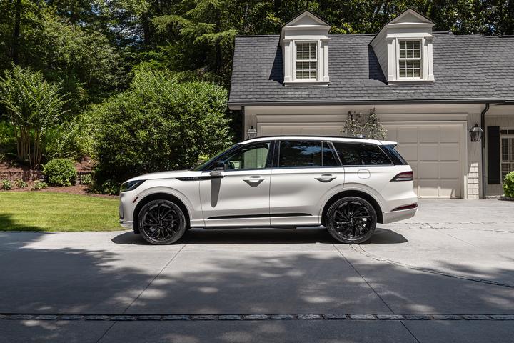 Le Lincoln Aviator 2025 garé devant une maison
