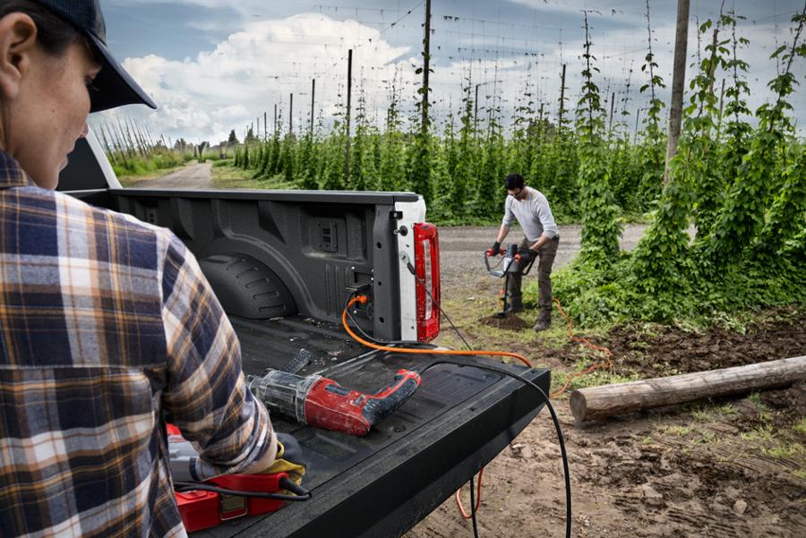 Deux travailleurs utilisant des outils électriques branchés dans la fonction Pro Power Onboard