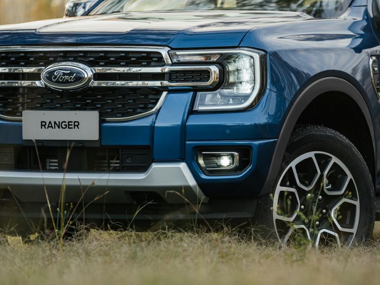 Primera plano del frente de Ford Ranger azul