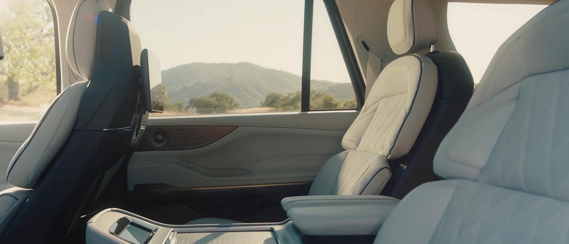 El interior de una SUV Lincoln Black Label Navigator® 2026 con el tema Atmospheric