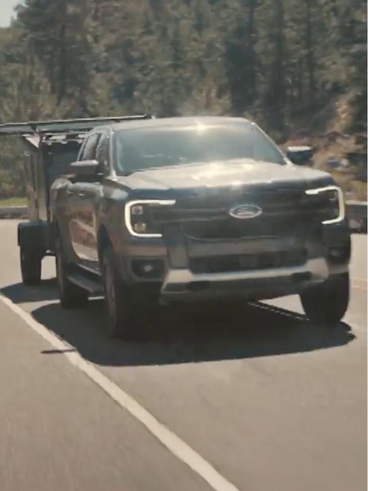 Una camioneta Ford Ranger® 2026 remolcando un tráiler
