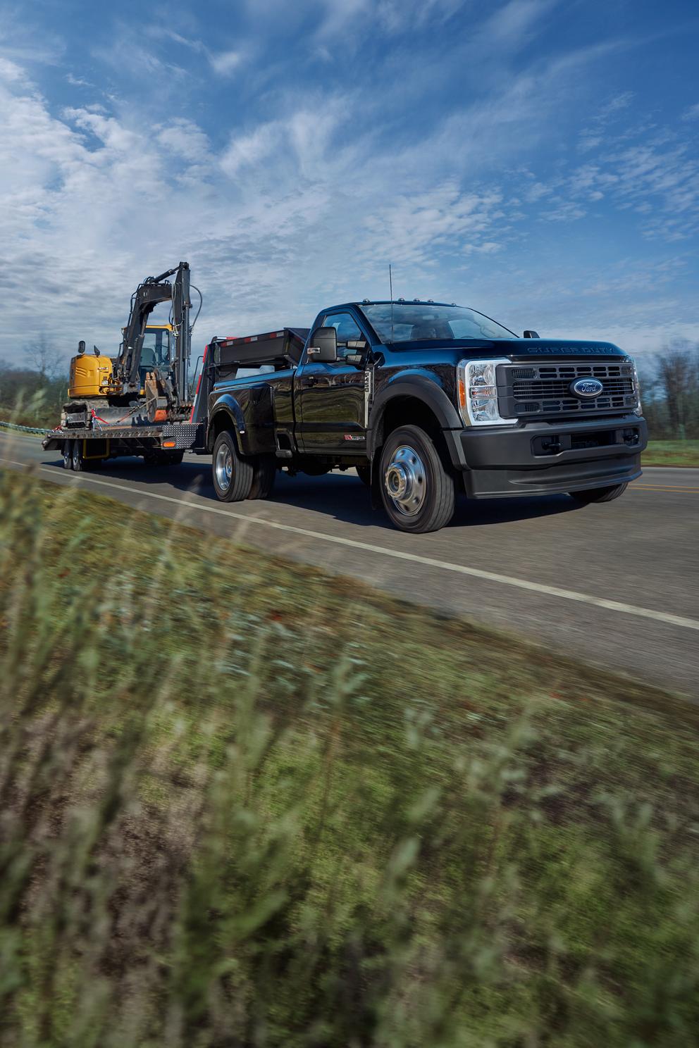 Una Ford Super Duty® gray 2026 andando cuesta abajo con una casa rodante remolcar