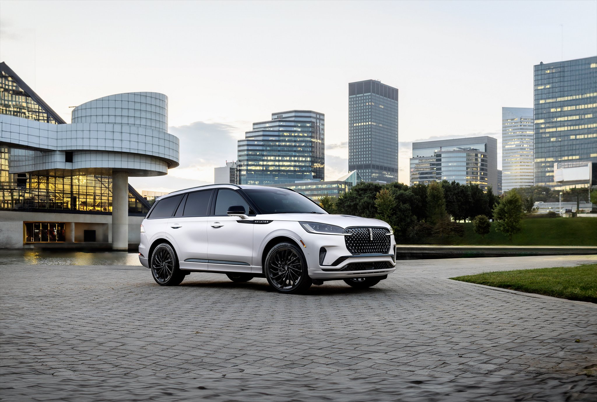 A 2025 Lincoln Black Label Aviator® SUV is shown in an urban setting.