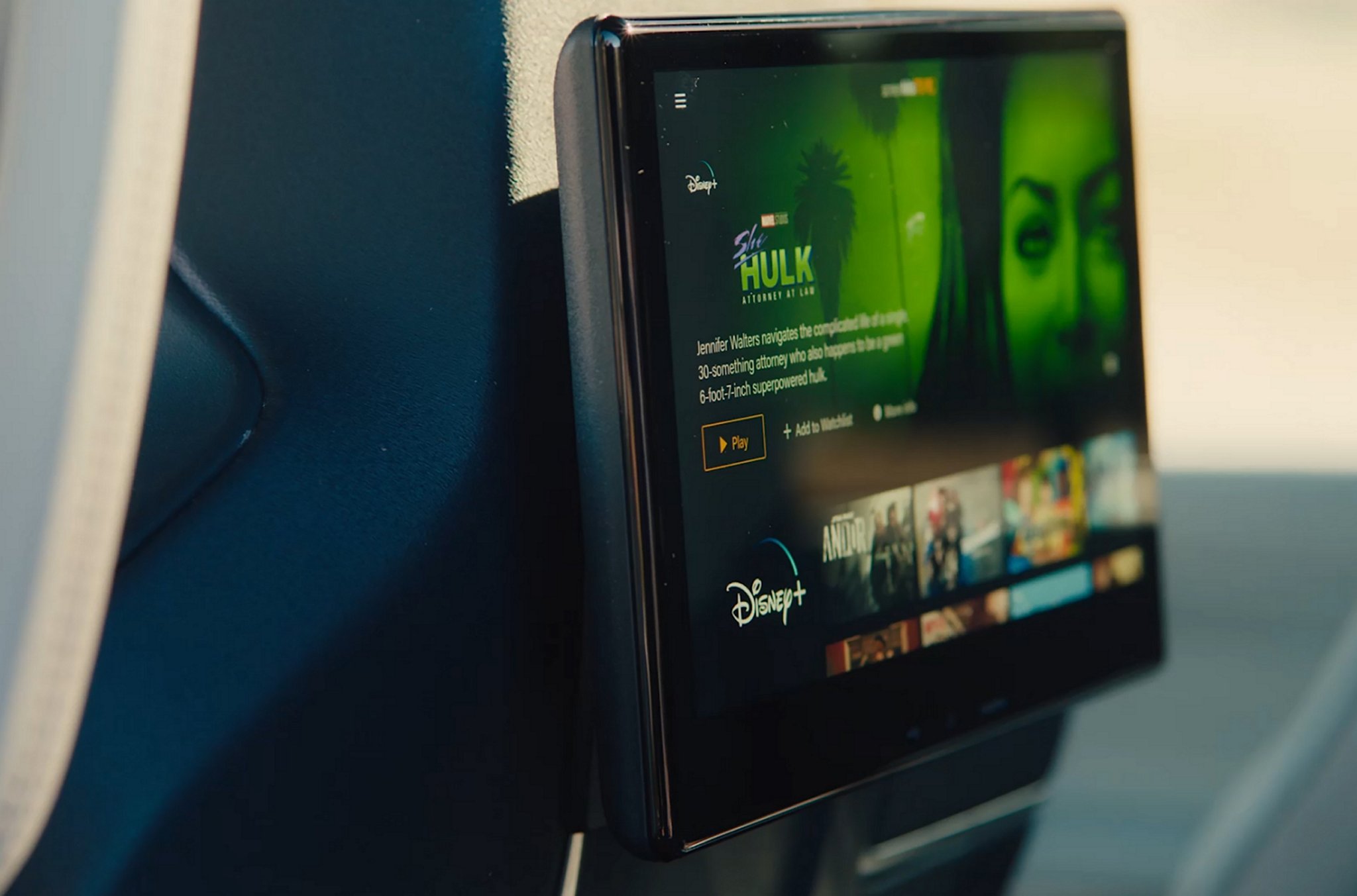 Una pantalla adjunta al respaldo de los asientos de la primera fila transmite contenido de video