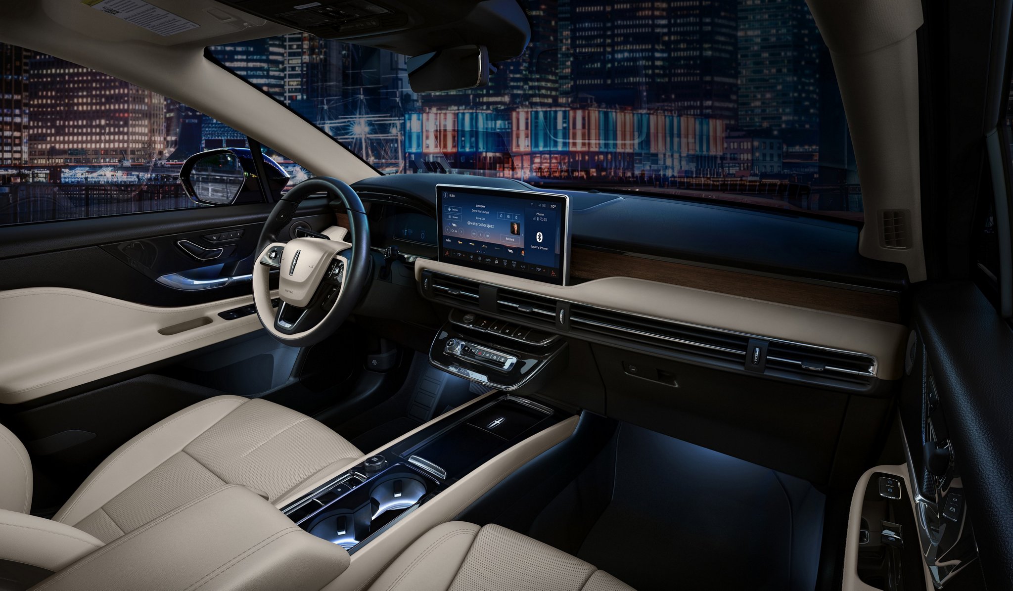 Le levier de vitesses à clé piano est vu de l’intérieur d’un Lincoln Corsair 2025