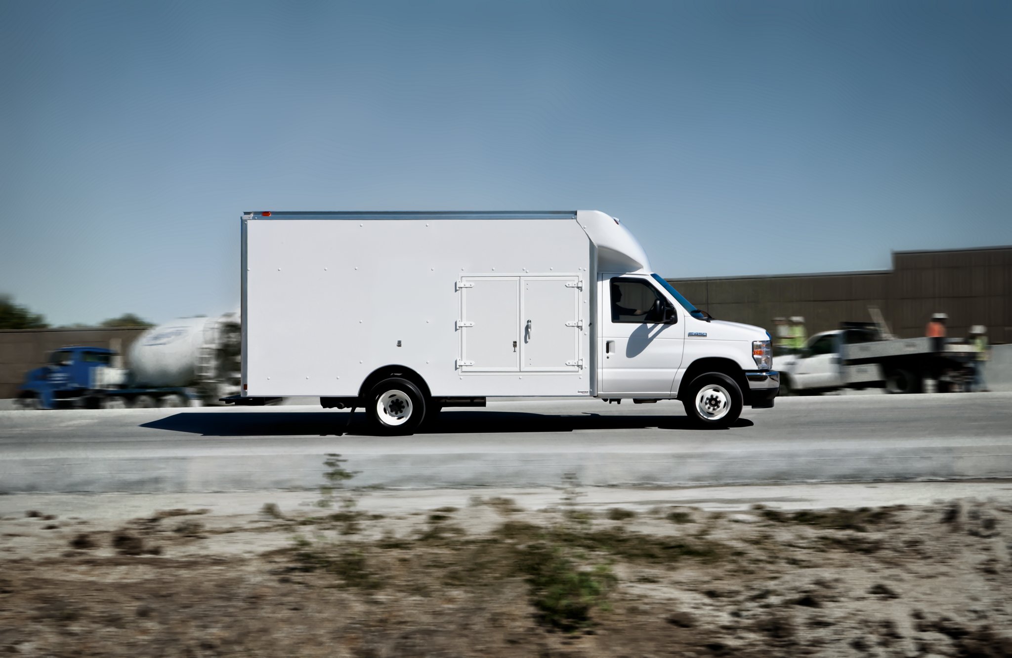 Fourgon tronqué Ford série E 2025 à roues arrière jumelées avec carrosserie modifiée d’entrepreneur