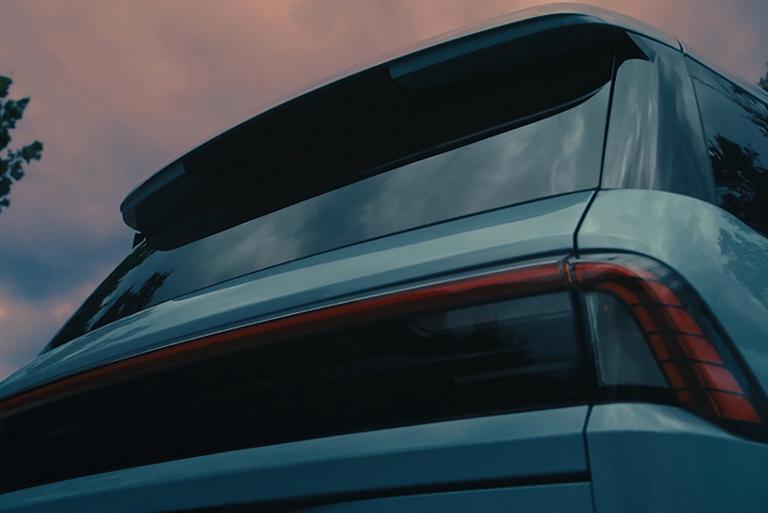 La secuencia de iluminación trasera Lincoln Embrace corta los faros delanteros iluminados en una Lincoln Navigator® 2026