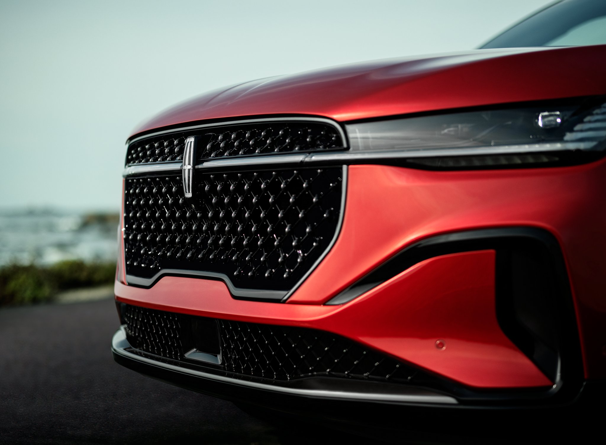 La calandre d’un VUS Lincoln Nautilus 2025 avec l’ensemble décor Jet en option brille au soleil