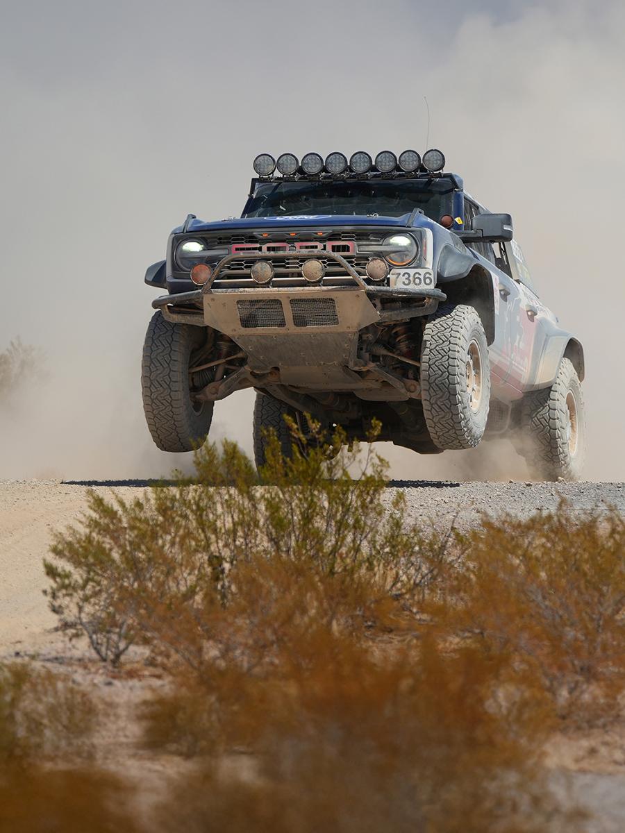 Una Ford Bronco® Raptor® andando por un camino de tierra y desierto