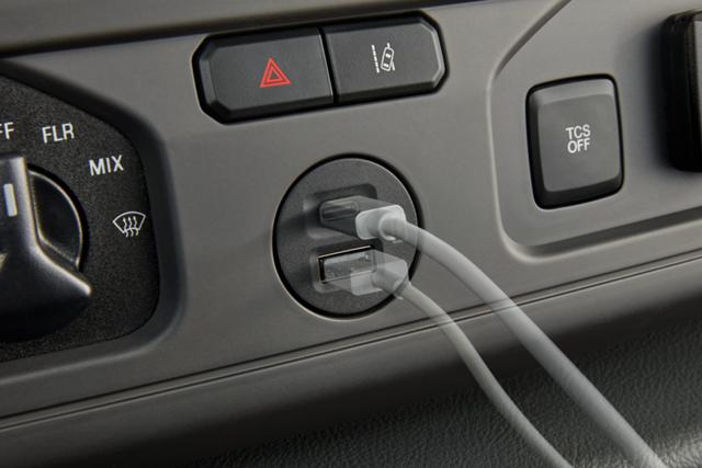 Gros plan sur le double port USB intelligent du fourgon tronqué Ford série E 2026
