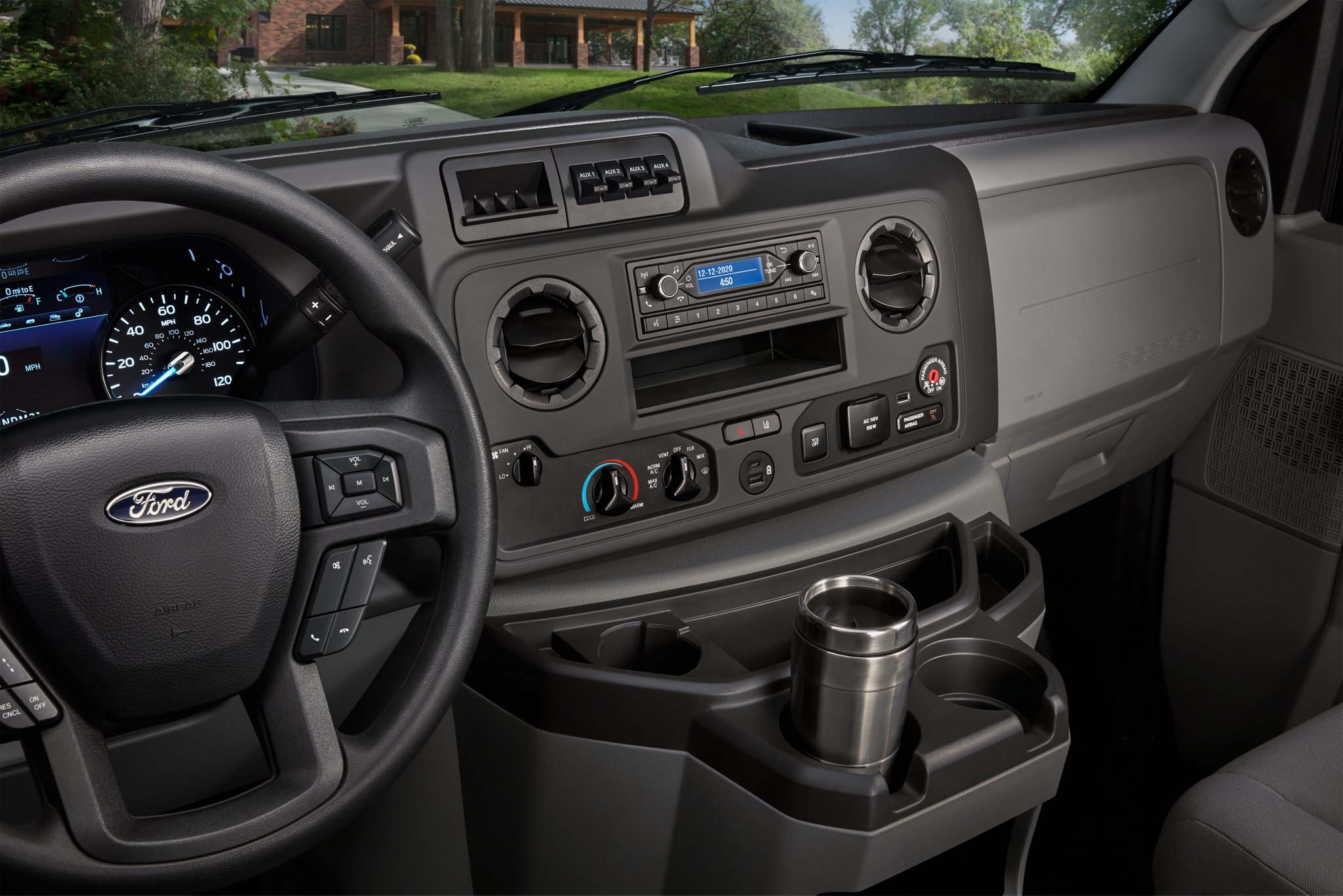 Gros plan sur le panneau central et le volant du fourgon tronqué Ford série E 2025