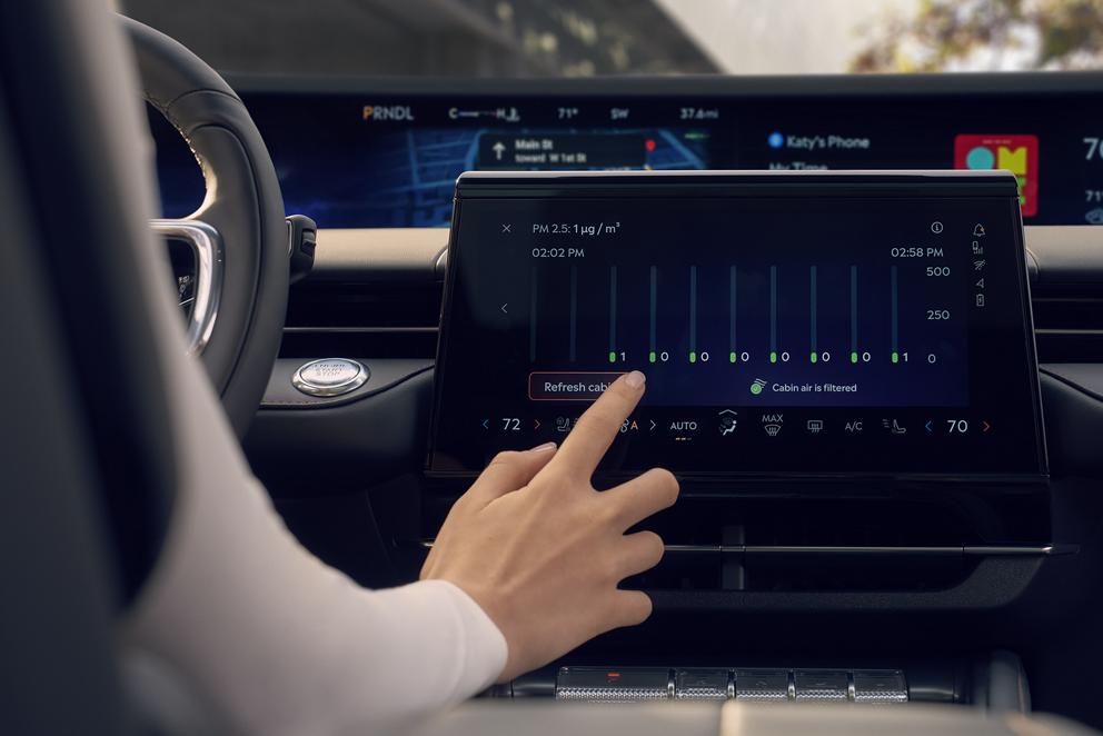 The driver of a 2026 Lincoln Nautilus adjusts available Auto Air Refresh settings