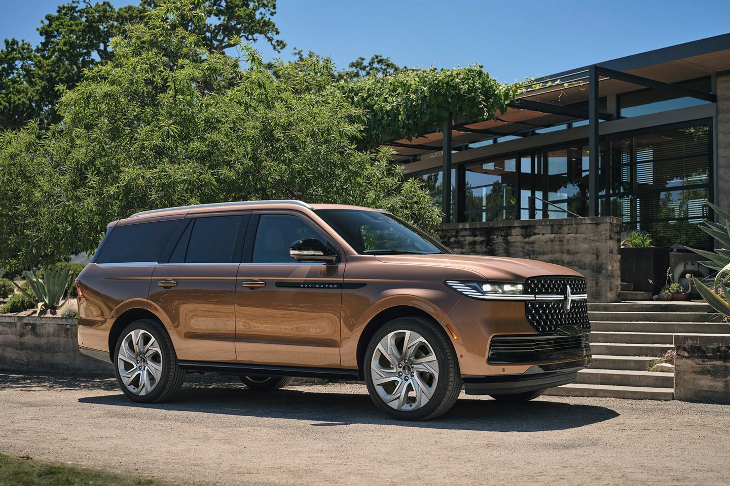 Un VUS Lincoln Black Label Navigator® 2025 est garé dans l’entrée d’une maison moderne