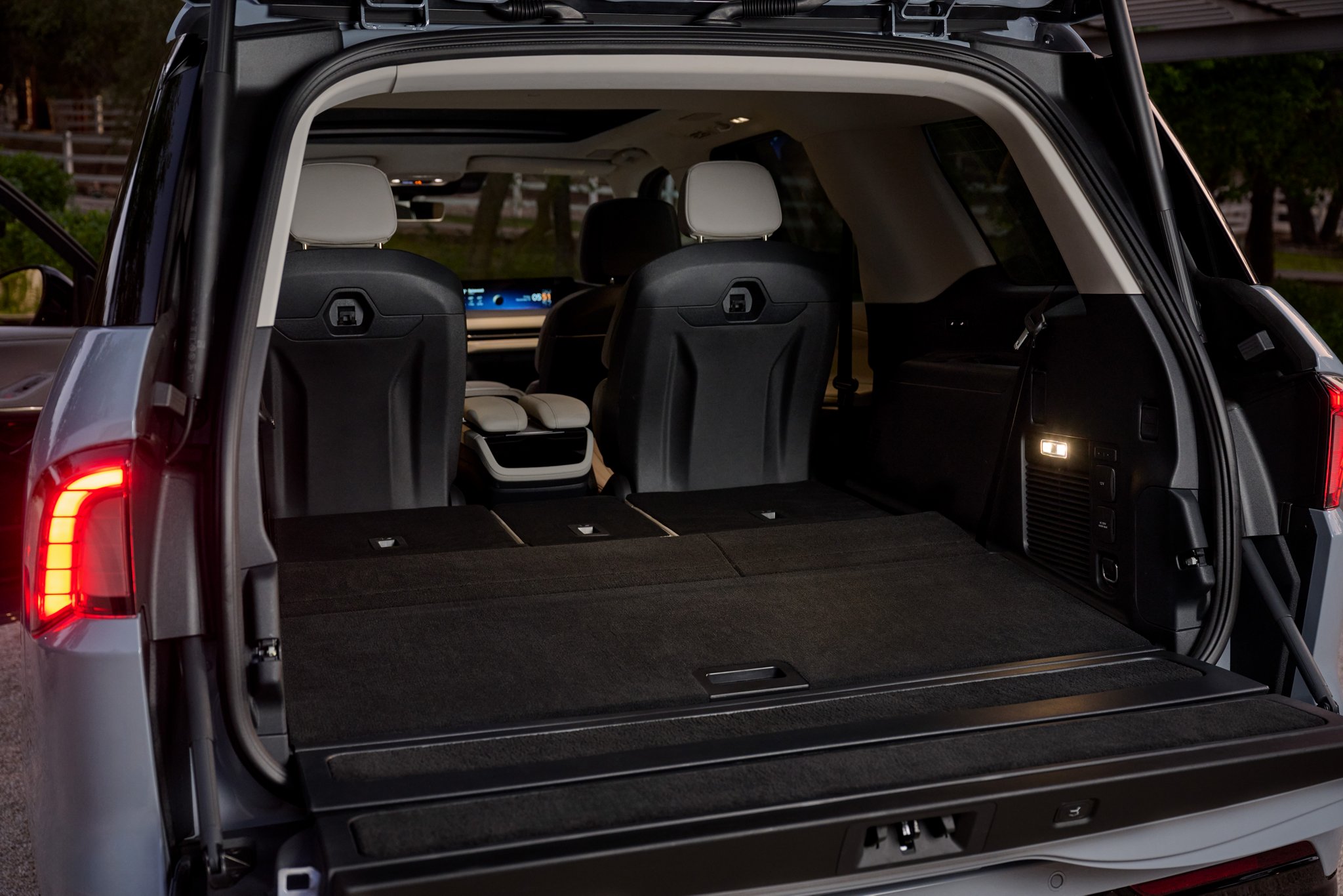 Vue arrière d’un Lincoln Navigator 2025 avec la troisième rangée repliée pour plus d’espace de chargement