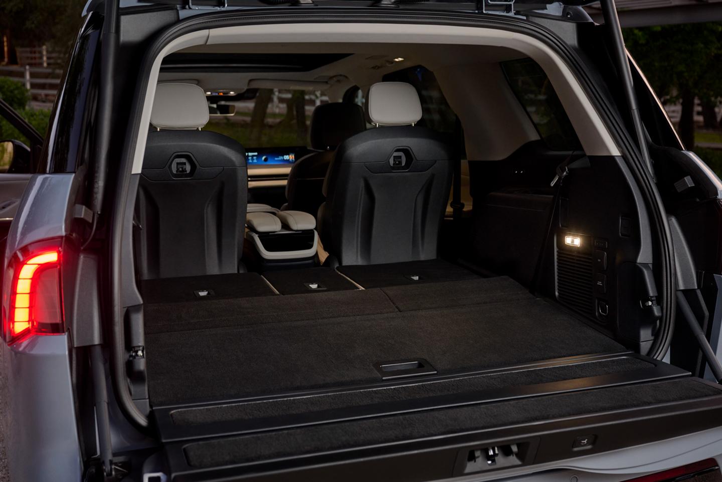 Vue arrière d’un Lincoln Navigator 2025 avec la troisième rangée repliée pour plus d’espace de chargement