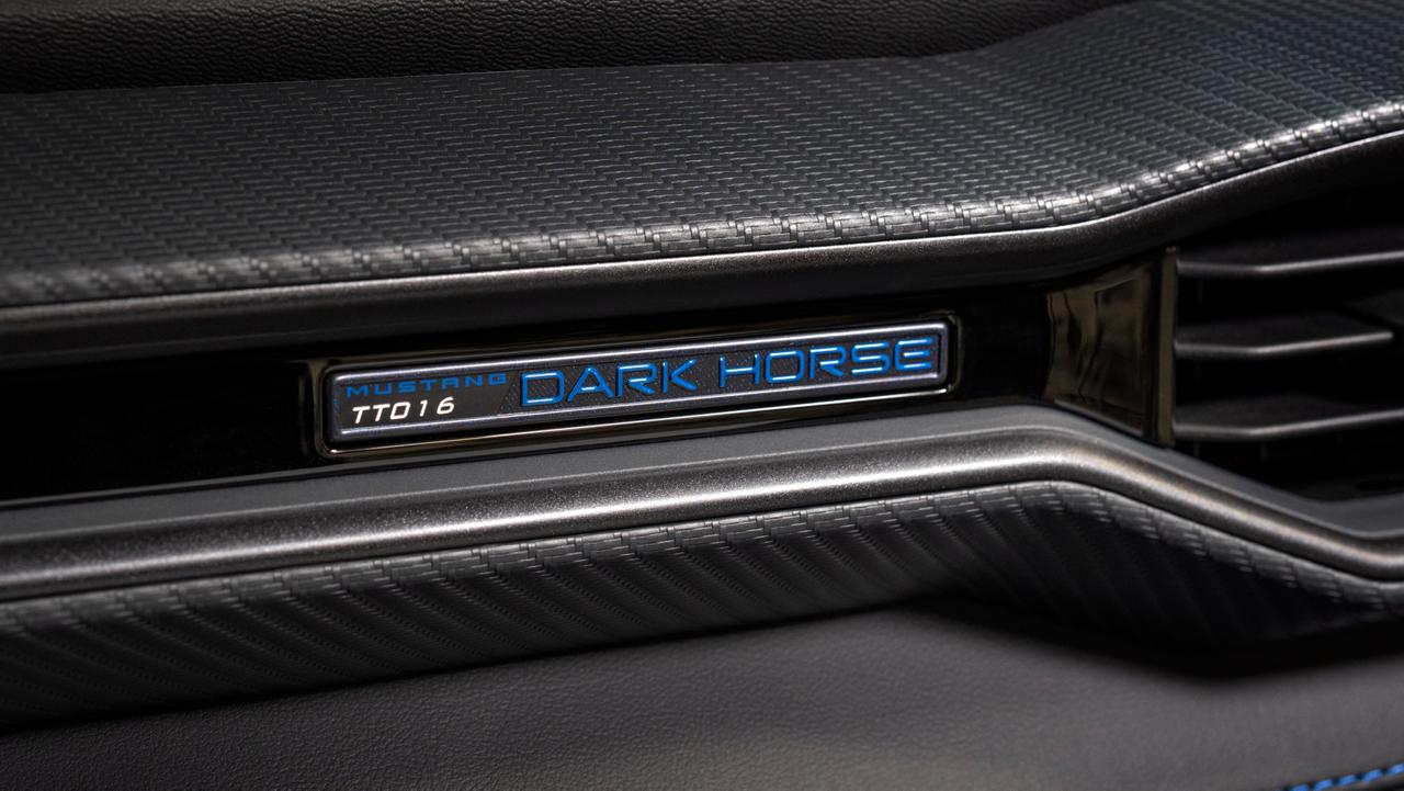 Insignia interior de Ford Mustang Dark Horse