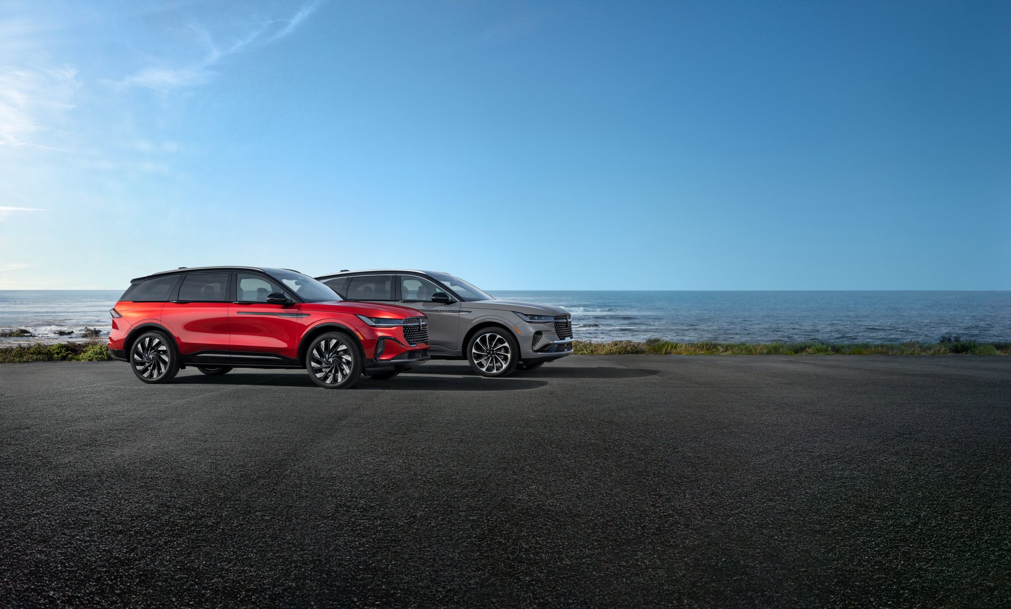 Two versions of the 2025 Lincoln Nautilus® SUV are parked near the ocean