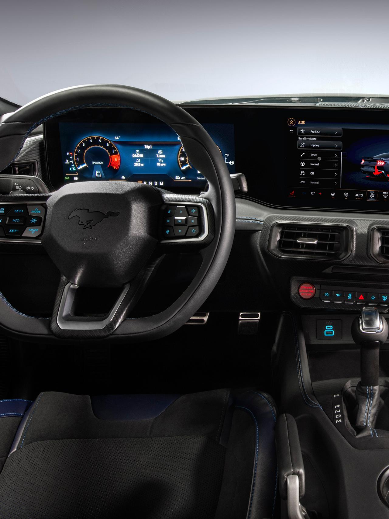 Interior de Ford Mustang Dark Horse