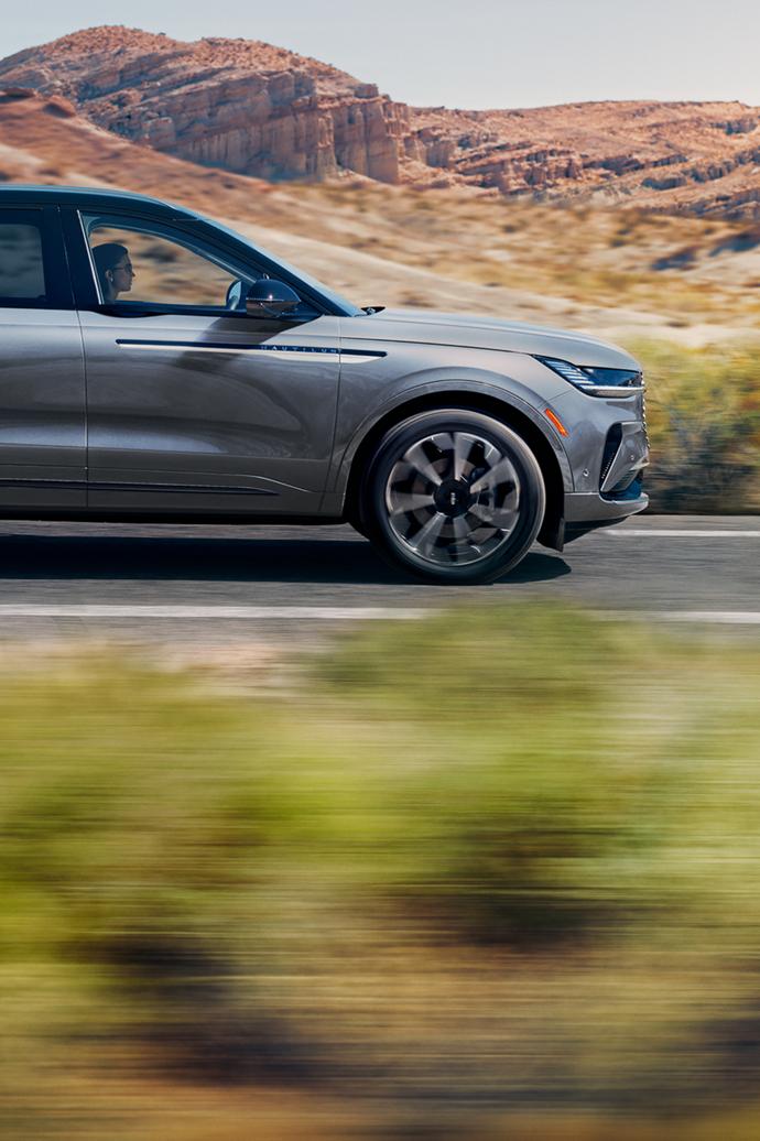 Le Lincoln Nautilus 2025 circule sur une route