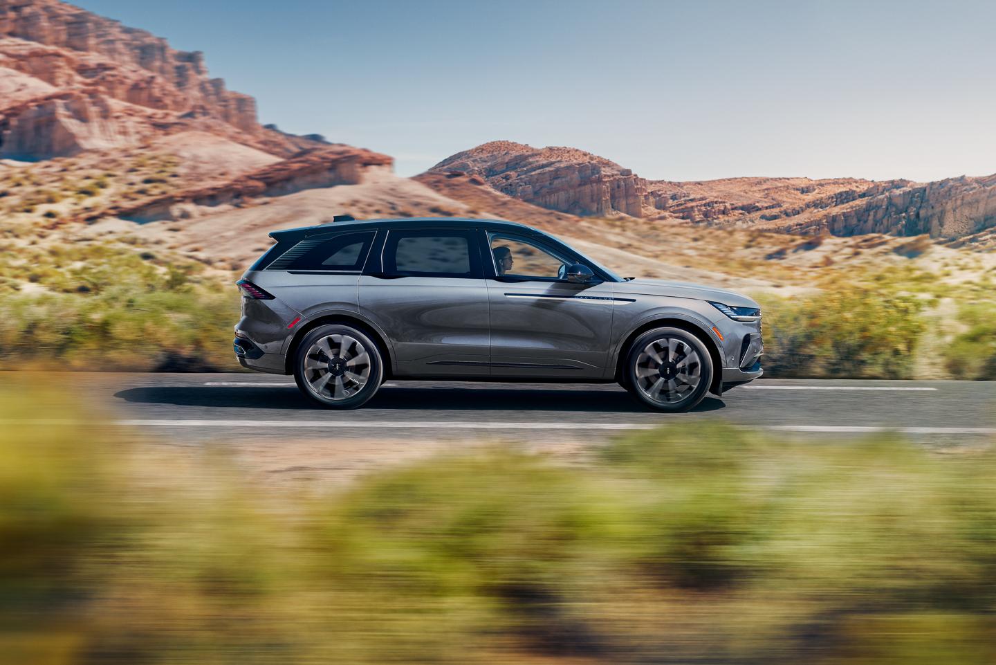 Un Lincoln Nautilus 2025 est conduit sur une route de bord de mer