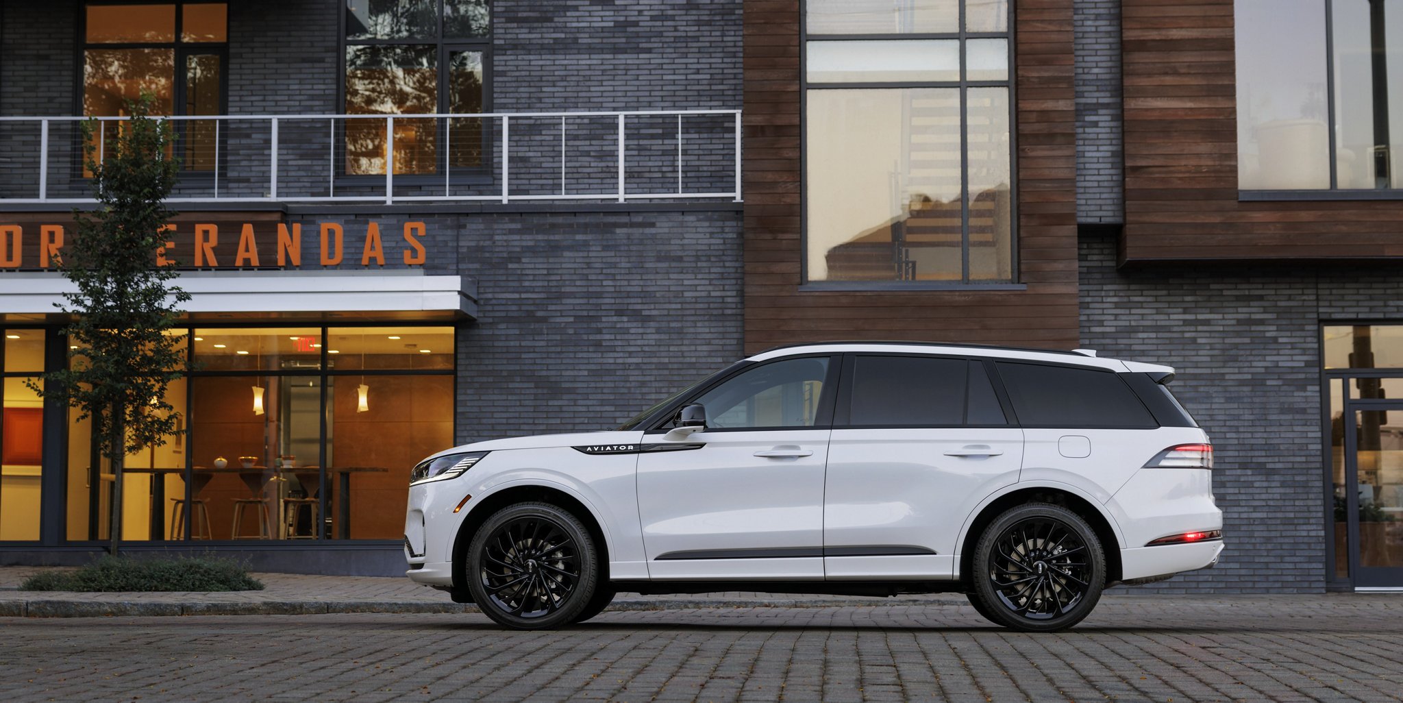 La portière du conducteur d’un Lincoln Aviator 2025 est illustrée