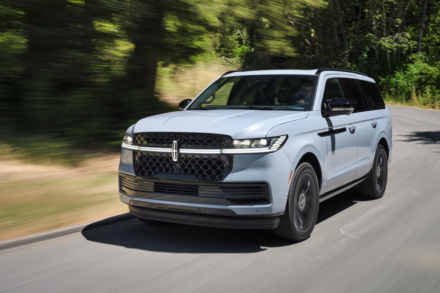 SUV Lincoln Navigator® 2025 circulando por un camino rural