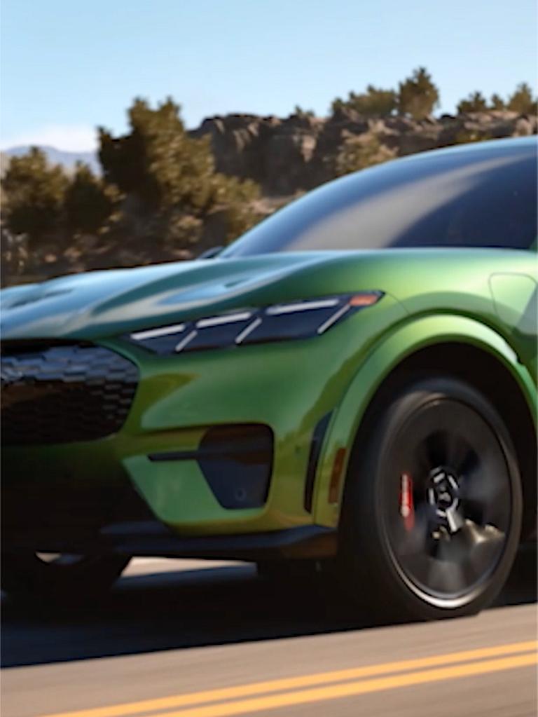 Una SUV Ford Mustang Mach-E® 2026 andando por una carretera
