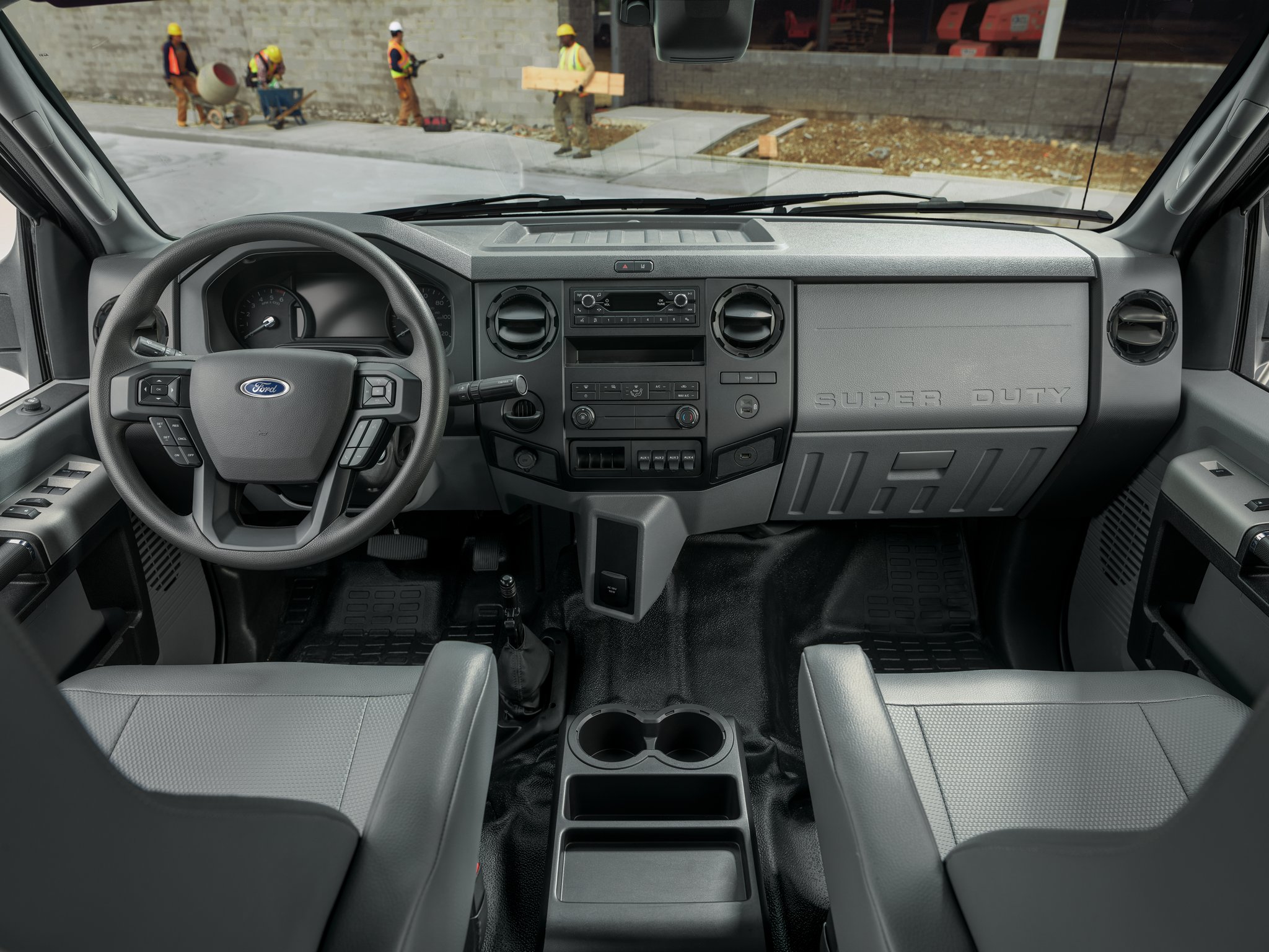 Tableau de bord et console centrale du Ford poids moyen 2025