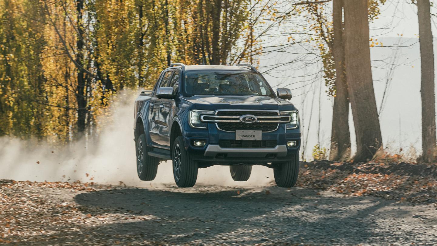 Ford Ranger en velocidad en calle de tierra