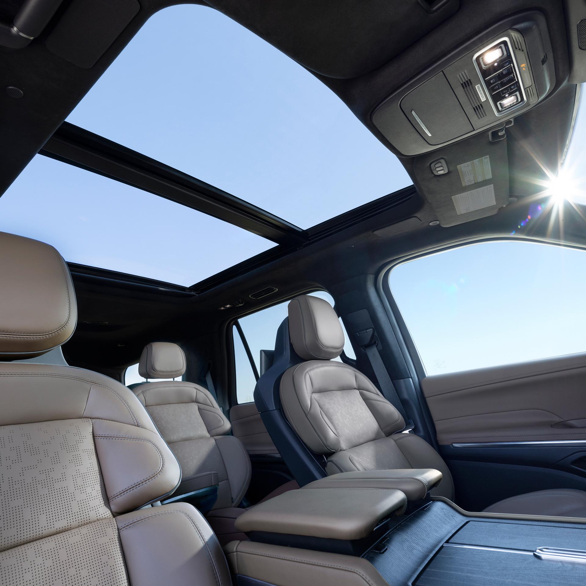 Una imagen baja del interior de la Lincoln Navigator® 2026 muestra el gran techo panorámico Vista®