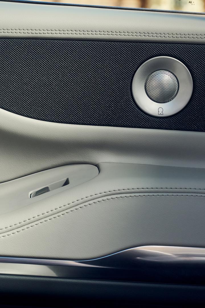 Le couvercle d’un haut-parleur du système audio Revel® Ultima 3D