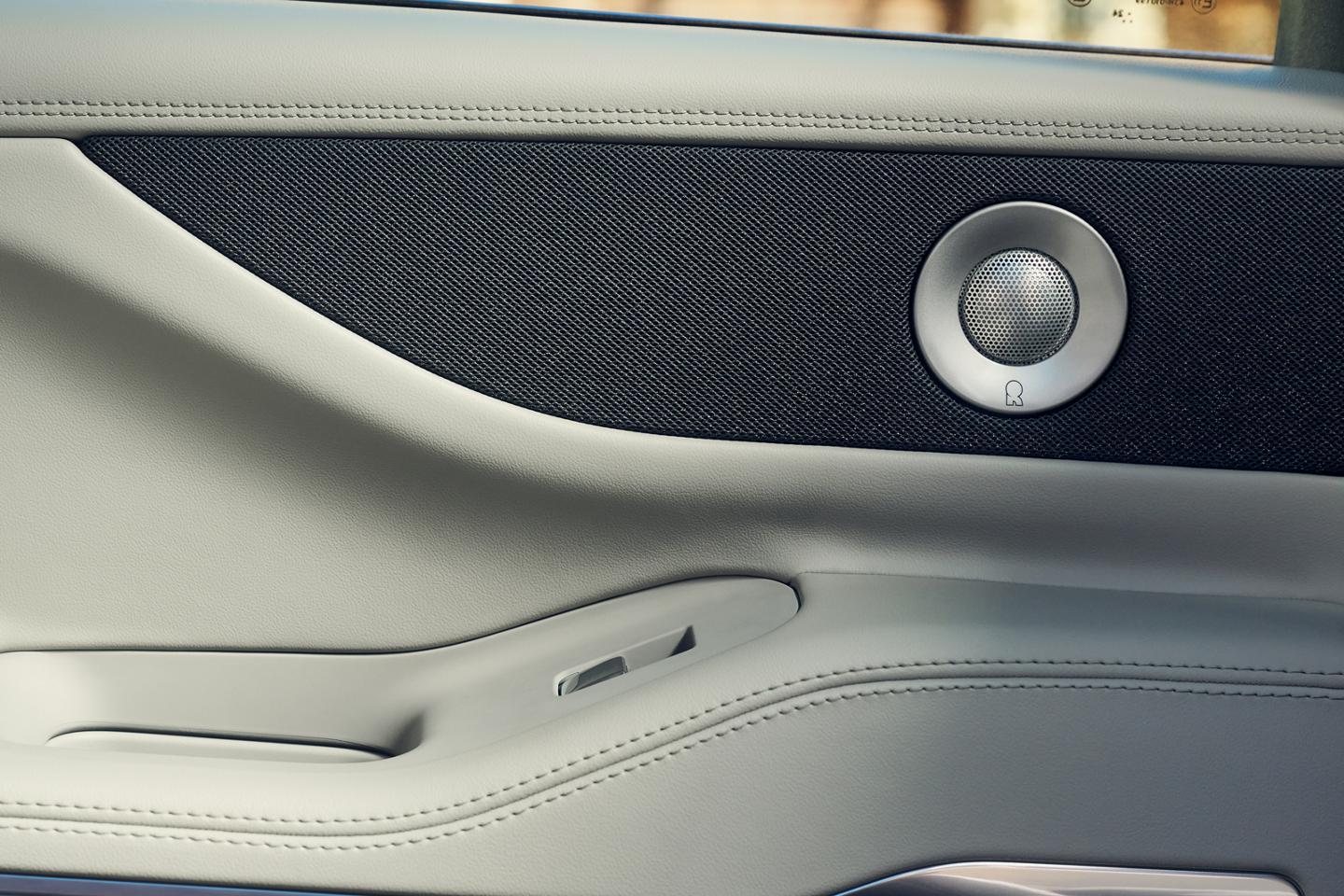 Un haut-parleur du système audio Revel® Ultima 3D est positionné dans la portière passager avant