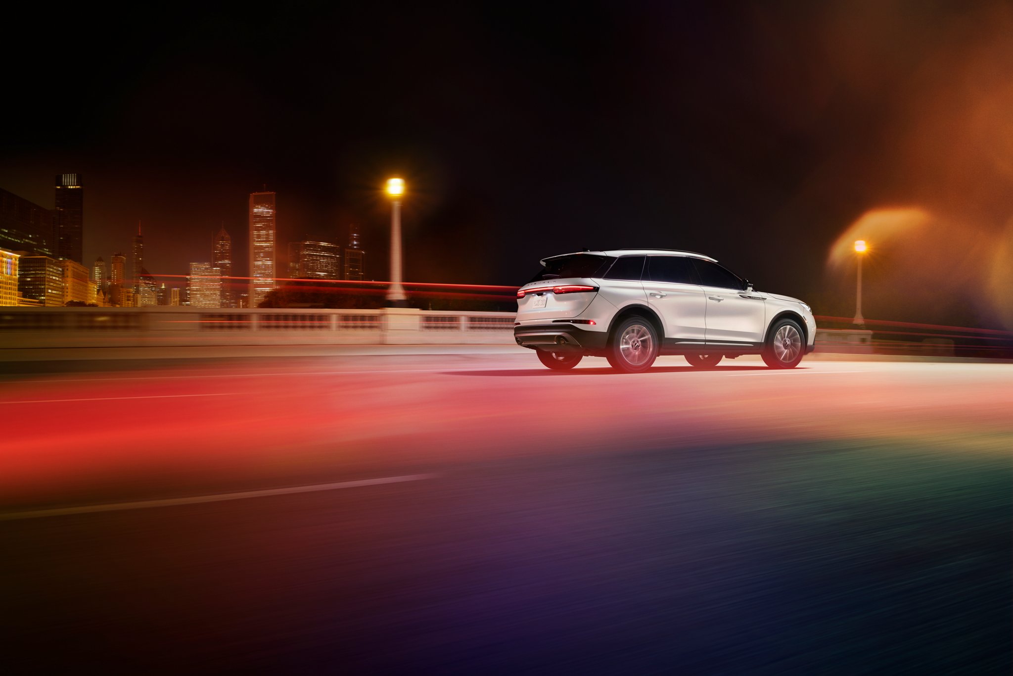 Un Lincoln Corsair 2025 est conduit sur une autoroute la nuit