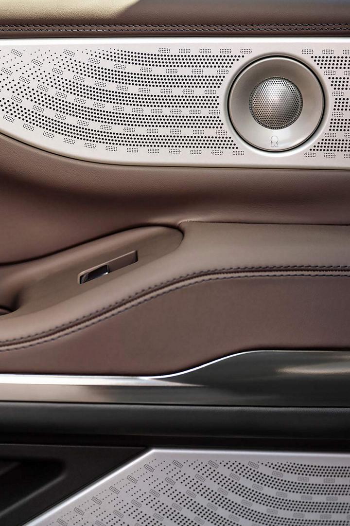 Lignes de conception de l’insert de porte avant d’un VUS Lincoln Black Label Navigator® 2025