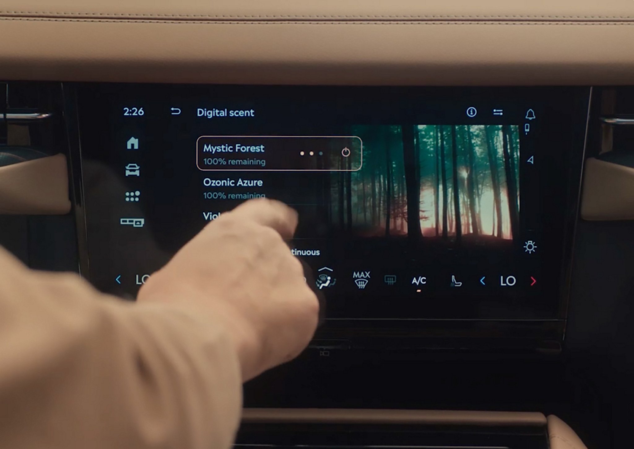 Una persona usa la pantalla táctil central para seleccionar un aroma digital