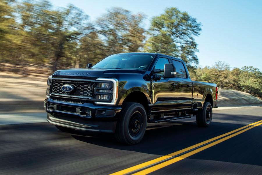 Camionnette Ford Super Duty® F-250® XL STX® 2025 avec ensemble décor circulant sur une route pavée