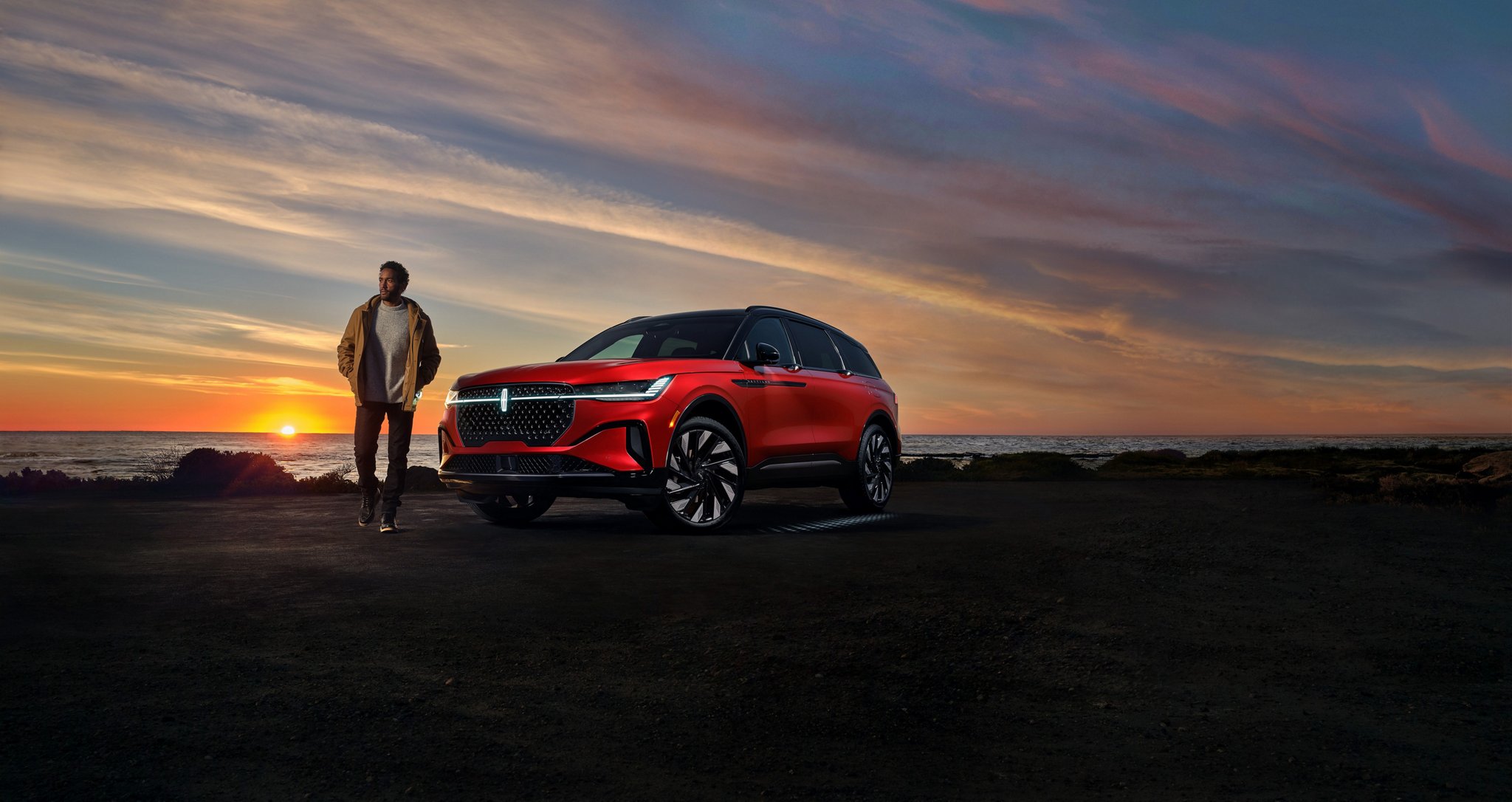 Un homme marche près d’un VUS Lincoln Nautilus 2025 pendant que la séquence d’accueil Lincoln Embrace se produit