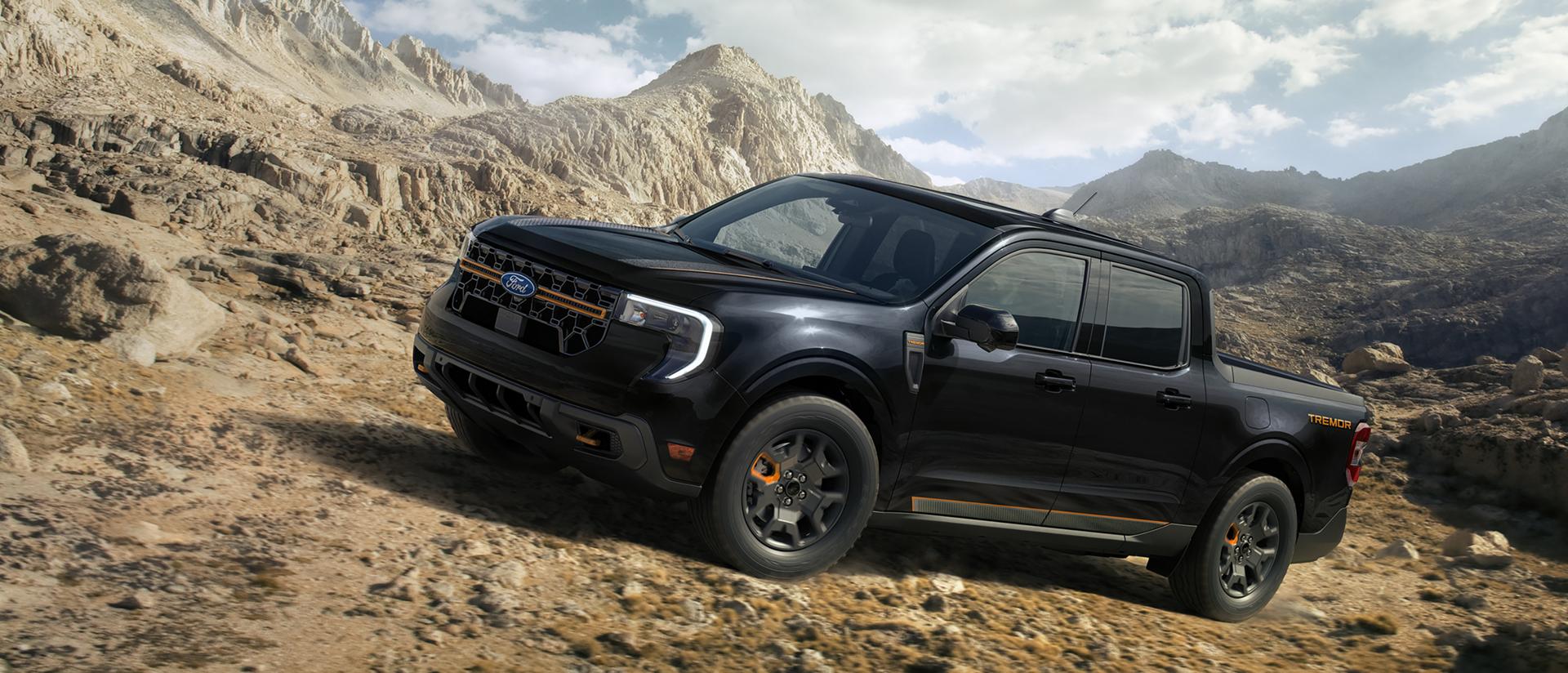 Modelo Ford Maverick® Tremor® 2026 en Shadow Black andando por una montaña rocosa
