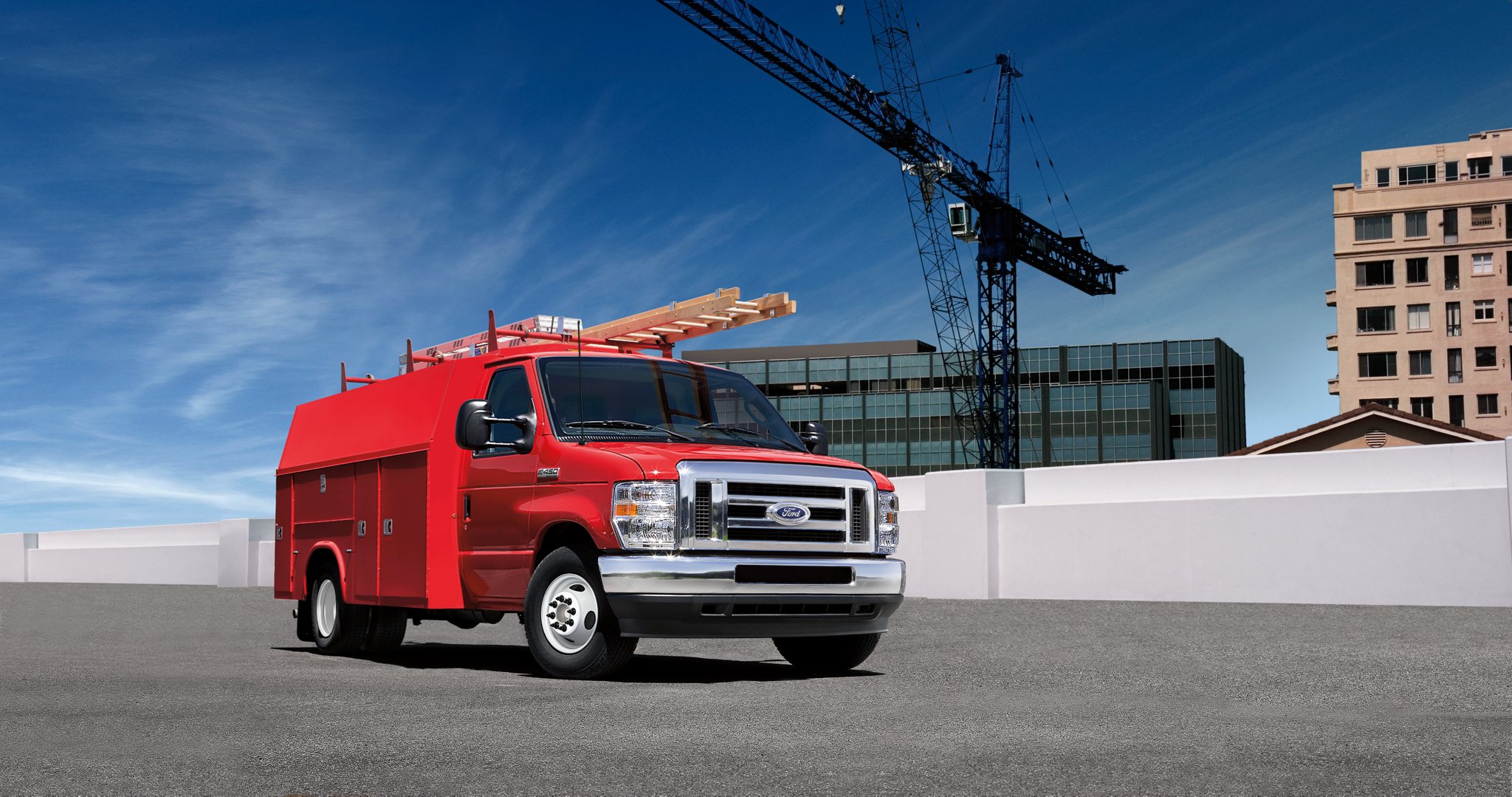 Fourgon tronqué Ford série E 2025 à roues arrière jumelées (RAJ) avec carrosserie modifiée d’entrepreneur