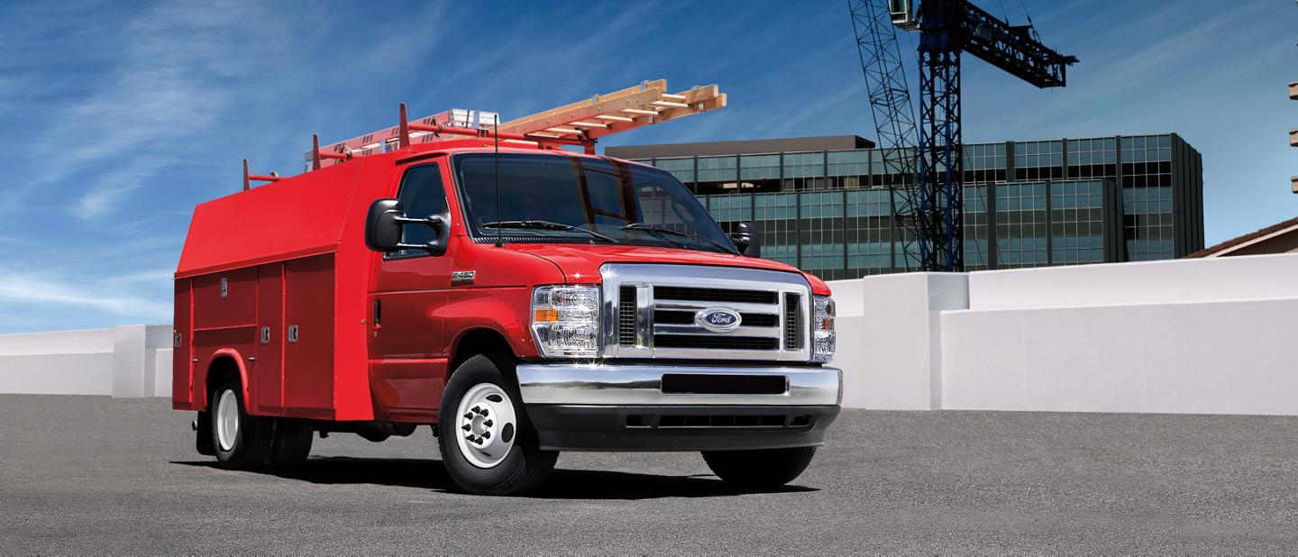 Un fourgon tronqué Ford série E 2025 avec carrosserie modifiée d’entrepreneur