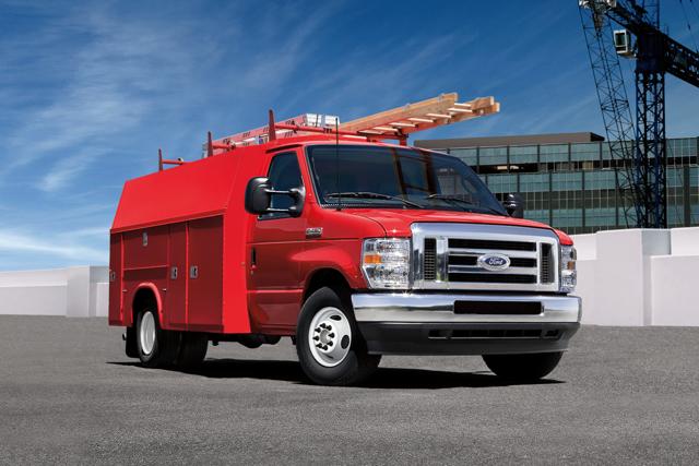 Un fourgon tronqué Ford série E 2025 avec carrosserie modifiée d’entrepreneur