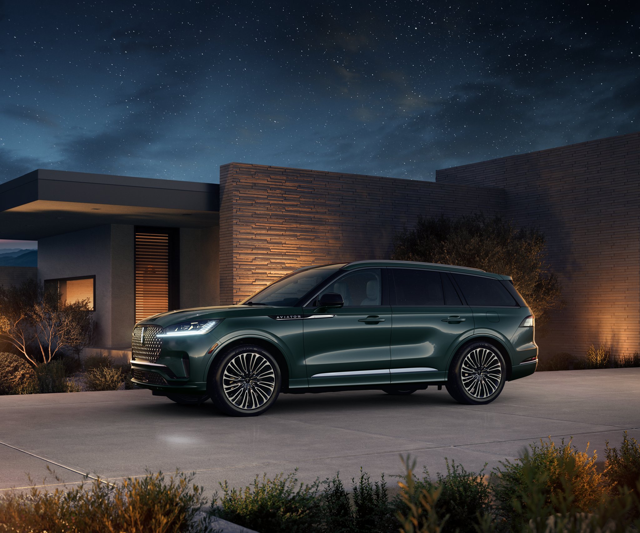 The 2025 Lincoln Aviator Moonbeam theme.