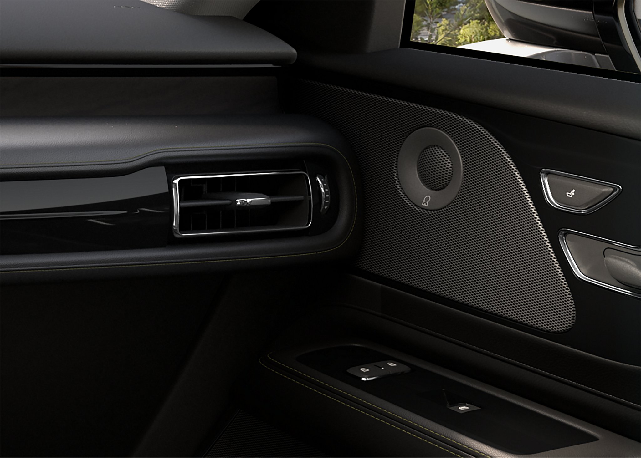 Un haut-parleur Revel® est montré sur le panneau de porte intérieur d’un Lincoln Aviator 2025